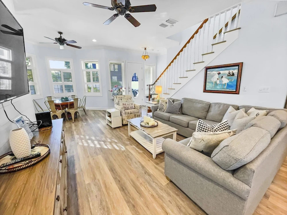 Key Lime Pie 6 Bedroom Home by RedAwning