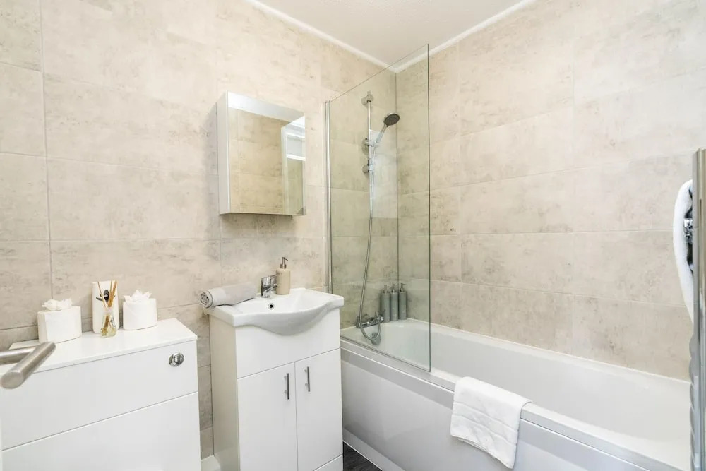 Sleek and Stylish 2BD Home with a Garden Anerley