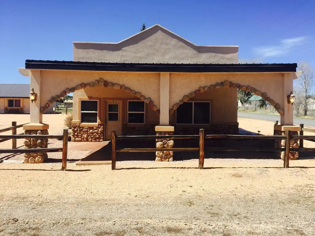Mountain Ridge Cabins & Lodging Between Bryce and Zion National Park
