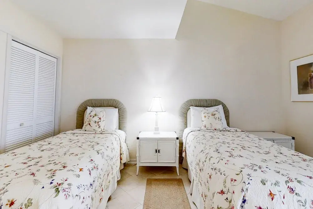 Oceanfront Condo With Spacious Balcony, Great Views, AC & Outdoor Pooloc
