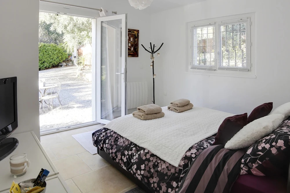 Villa Les Lucioles - Chambre indépendante - Piscine privative - Petit déjeuner - Parking