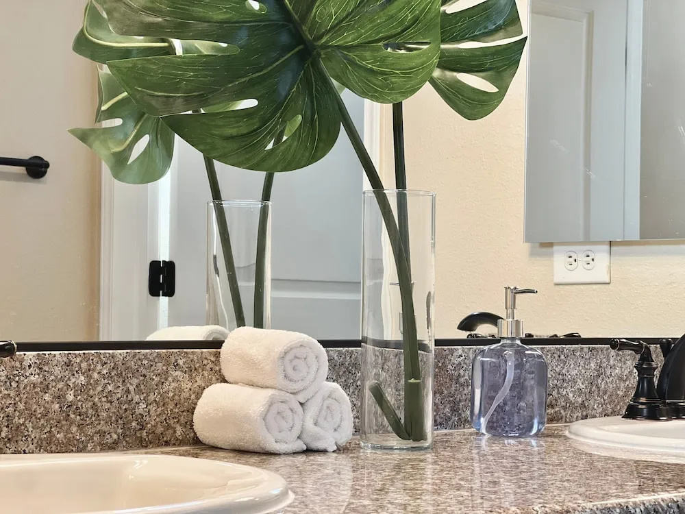 Relaxing 2-br Apt With Pool Hot Tub Gym and Basketball Court Access
