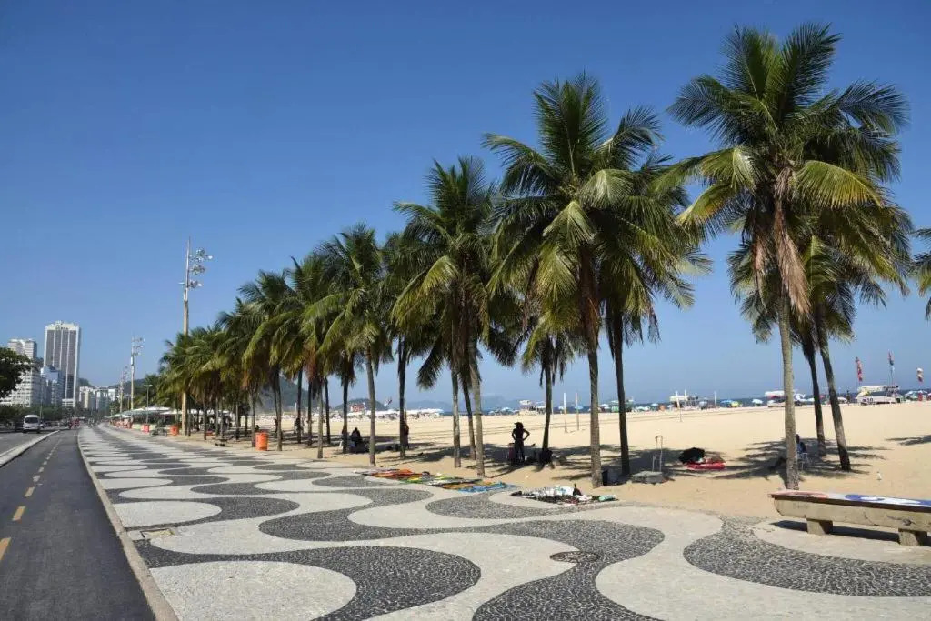 Copacabana Beach! Aconchegante apartamento na quadra da praia.
