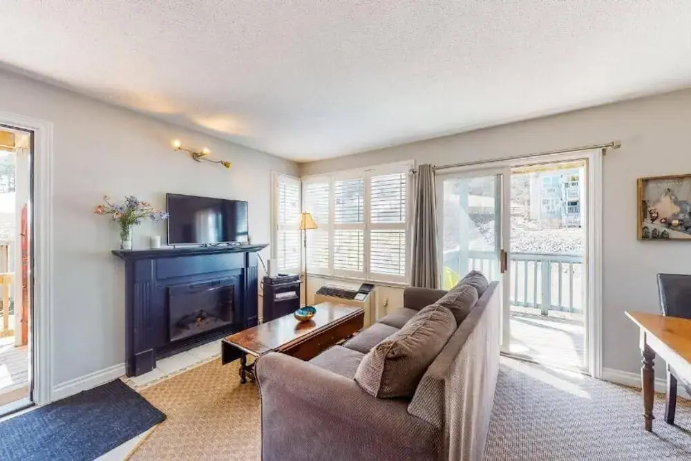 Steps to the Hill 1 Bedroom Wifi Crave TV