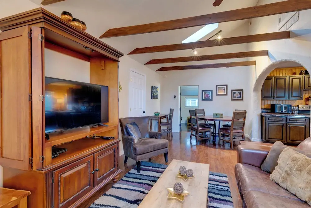 Rustic Log Cabin w/ Studio ~ 5 Mi to Pikes Peak