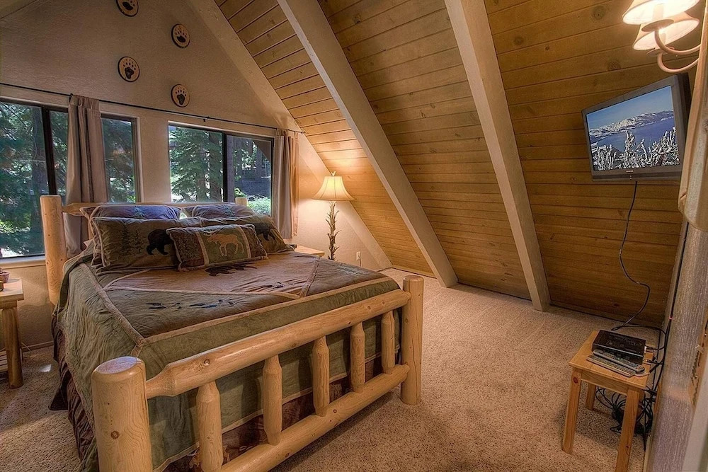Rocky Top Retreat 4 Bedroom Home by RedAwning