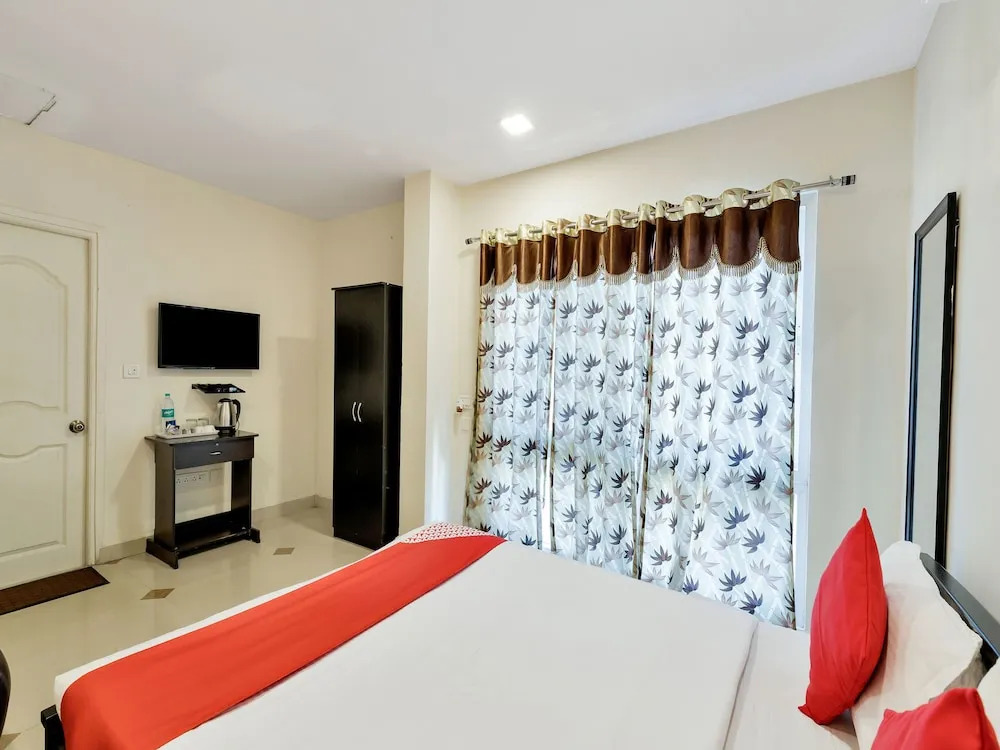 OYO 12120 Hotel Srico