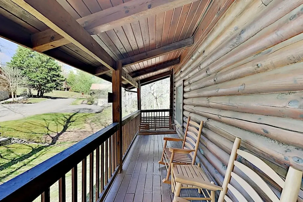 Secluded Creekside W/ Private Hot Tub 4 Bedroom Cabin