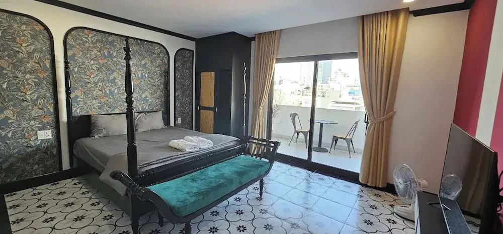 Sargon D'Luxe