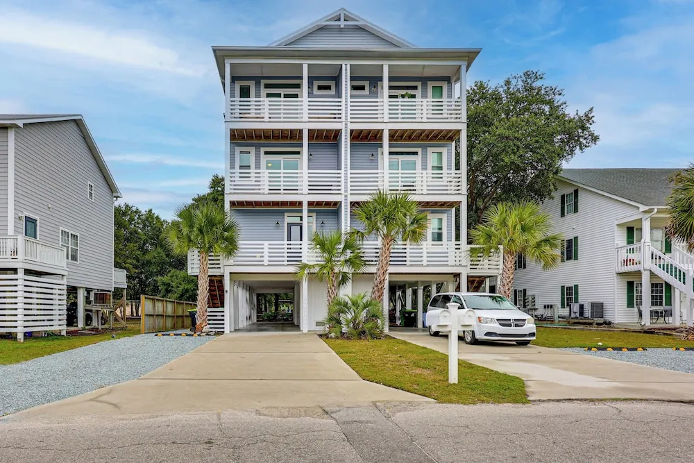 Explore the Seashore! Sunny Carolina Beach Home
