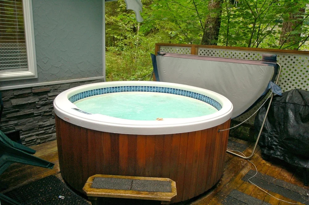 Glacier Springs Cabin 16 - This is a Great Cottage With an Outdoor hot tub