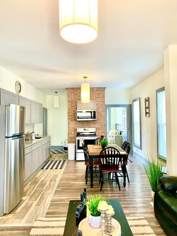 The Iron Scow - With Private Yard & Parking, Near Falls & Casino by Niagara Hospitality