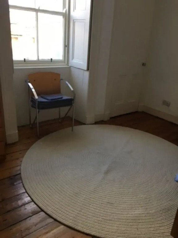 Spacious 4 Bedrooms Apartment in City Centre