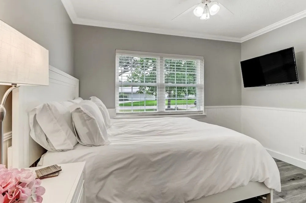 Private Pool Oasis, Walking Distance to the Beach