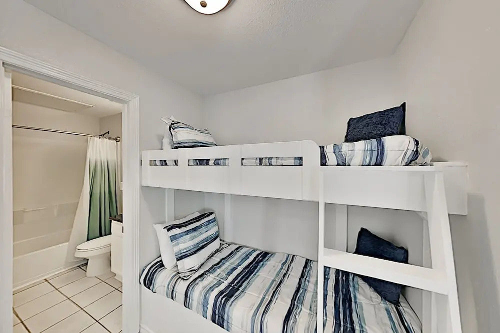 Charming Renovated - Walk To Beach! 1 Bedroom Condo