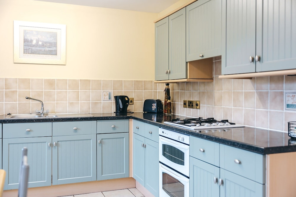 Serene 2-bedroom Cottage in Dorrington, No Deposit