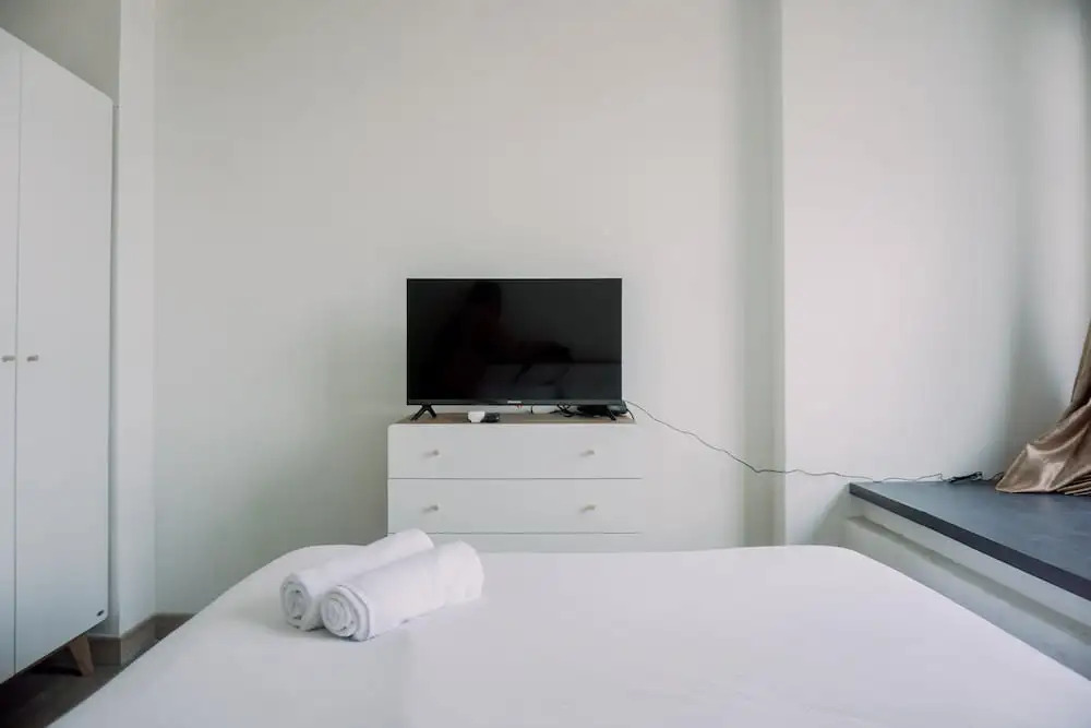 Homey And Comfort Living Studio Collins Boulevard Apartment