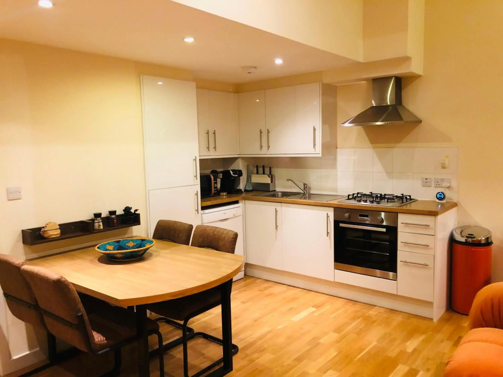 2 Bed 2 bath with Private Parking