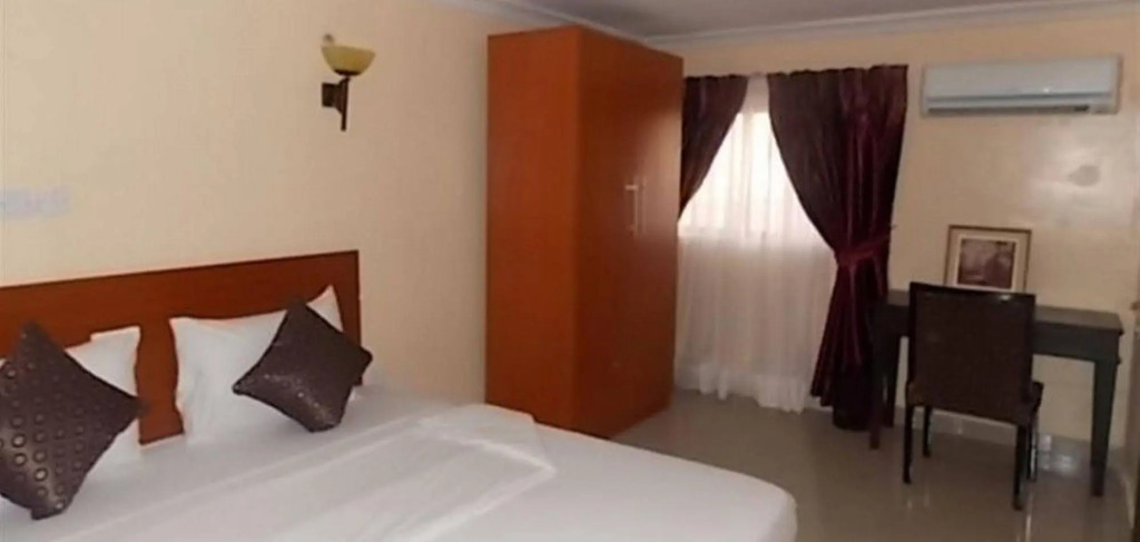 Crown Cottage Hotel