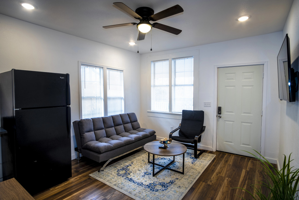 Downtown View Cozy 2br/1ba Home Sleeps 8