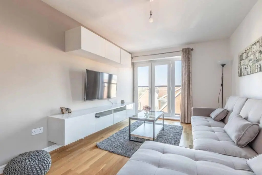2 Bed & 2 Bath Modern Apartment - Free Parking