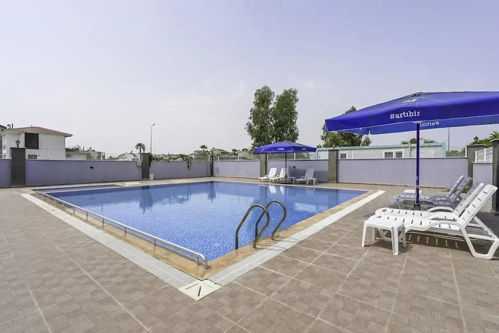 Flat w Shared Pool and Balcony 8 min to Beach