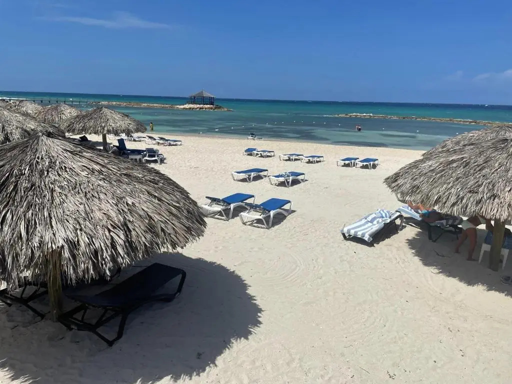 Hospitality Expert EL1 Private Pool Beach Chef