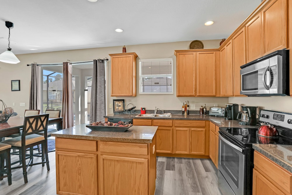 Beautiful Home Close to Theme Parks With Private Pool, AC & W/D - Dog-friendly