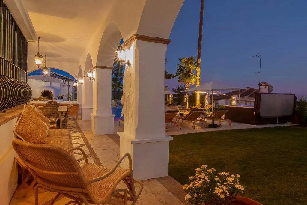 18024 - Superb Villa Near Beach With Heated Pool