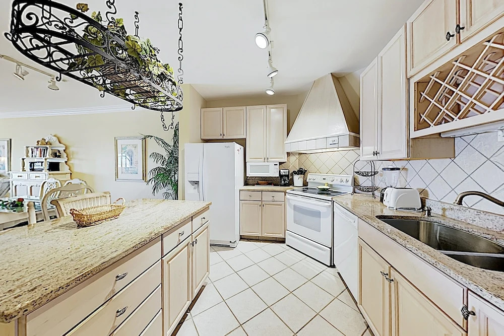 Chic Beachside W/ Pool & Bayfront Balcony 3 Bedroom Condo