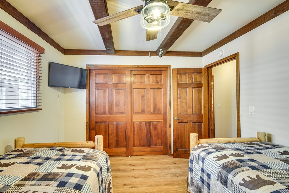 2 Mi to Snow Summit Skiing: Big Bear Cabin w/ Deck