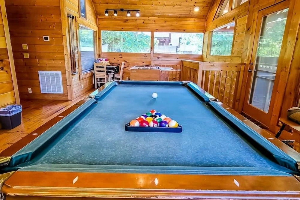 Across the Creek Cabin by Beyond Expectations With Hot Tub