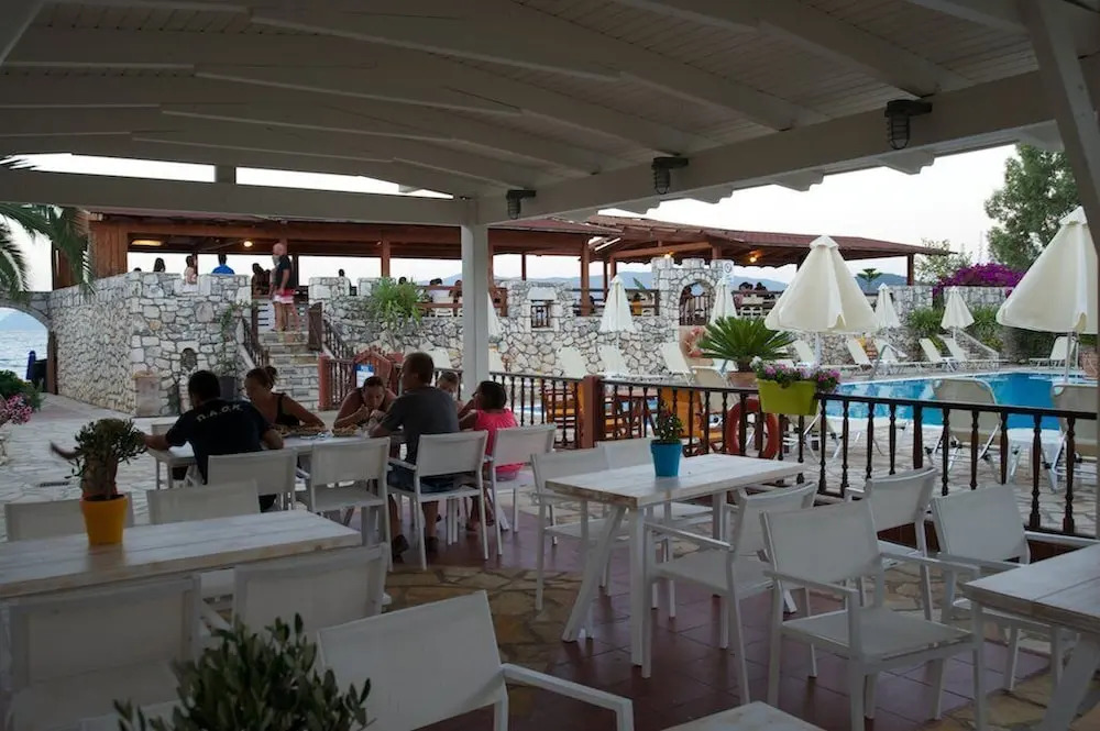 Happy Camp Mobile Homes in Camping Karavomilos Beach