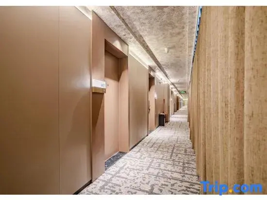 Sakura Light Luxury Hotel (Luohe Xintiandi Pedestrian Street)