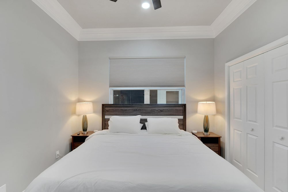 Luxurious Retreat at our Canal Front Pool Home 5BR