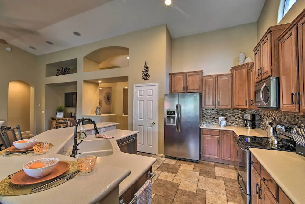 Spacious Surprise Home: 6 Mi to Wildlife World Zoo