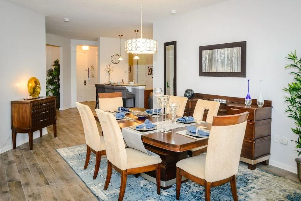 La Vista Lakeview Deluxe 3 Bedroom Condo by RedAwning