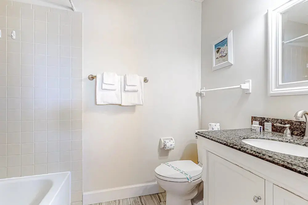 Recently Updated Resort Condo With 2 Pools, 2 Balconies, Ocean Views, Bbq, & W/D