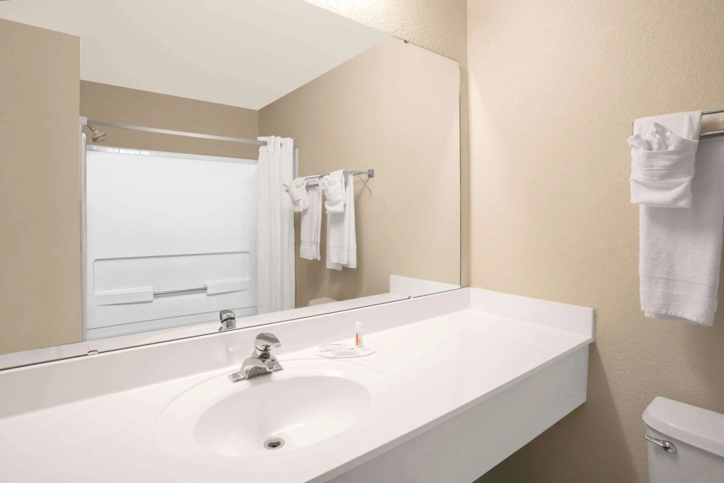 Super 8 by Wyndham Clemmons - Bermuda Run - Winston-Salem I-40