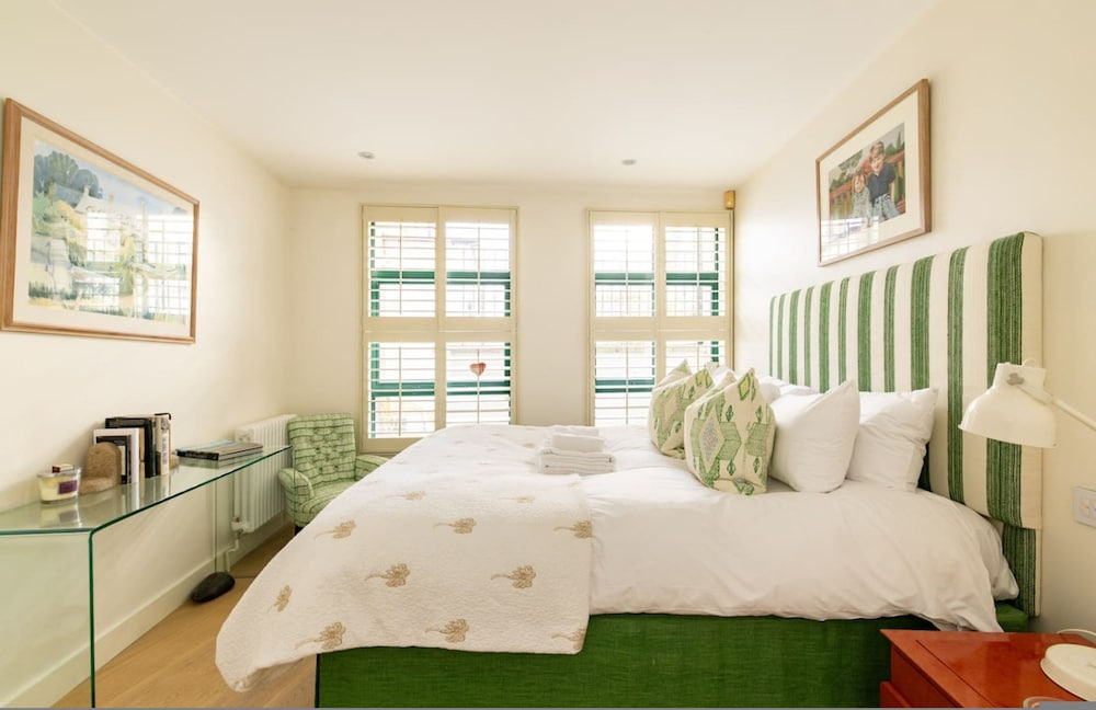 A Gentle Riverside Charm 2 Bedroom Mews House