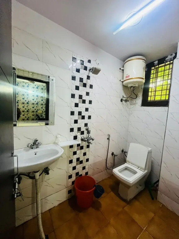 Roomshala Hotel Seven Near Aims