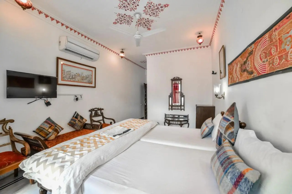 Hotel Devraj Niwas on Lake Pichola