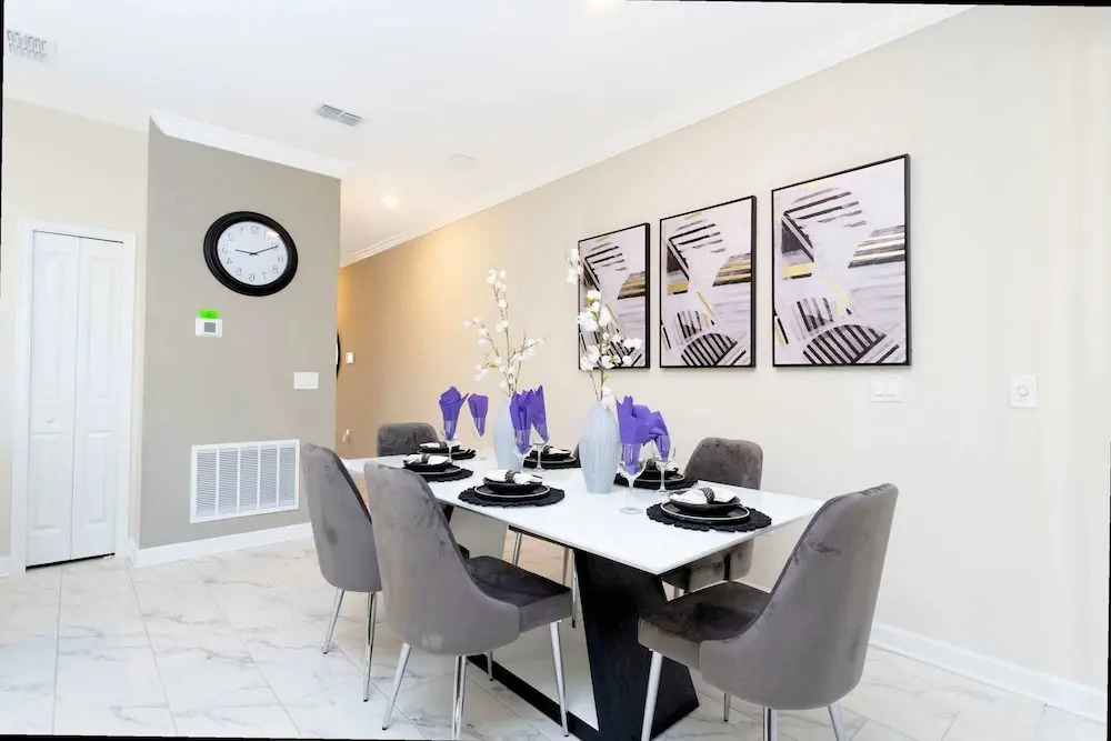 Stylish 4Bd w Lake View Pool Kids Themed Room