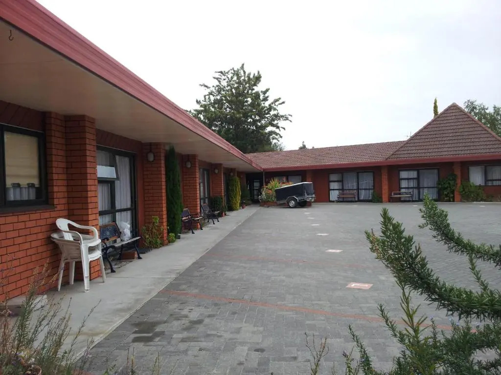 Ace High Motor Inn