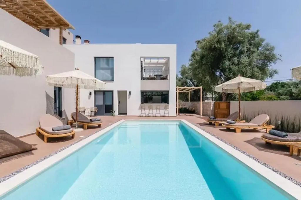 13 Keys Suites