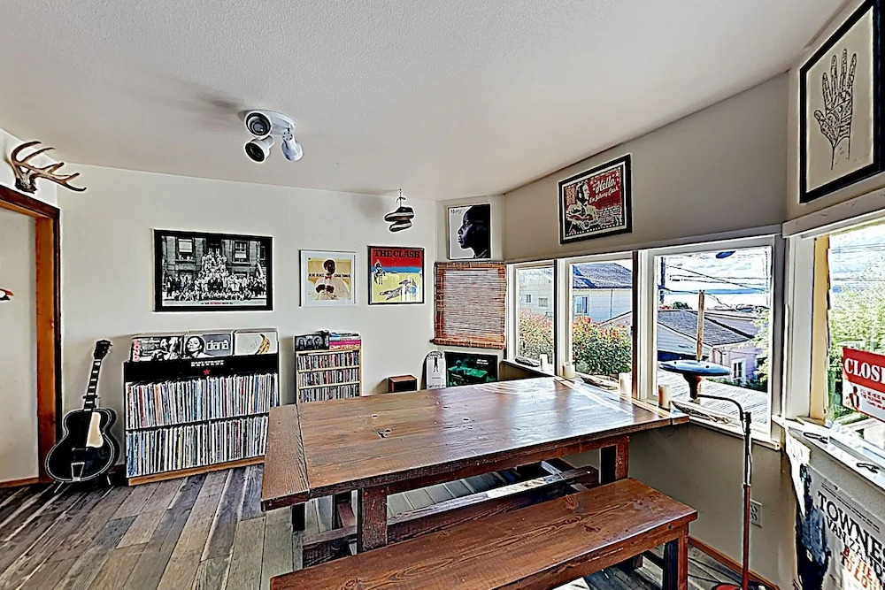 New Listing! Easy Street Beach House On Alki 3 Bedroom Cottage
