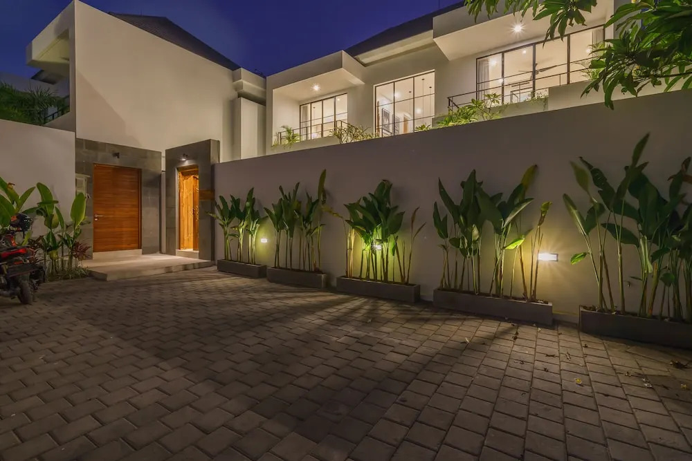 Puri Senang - Modern Pool Villa, 6 Mins to Berawa Beach & Finns