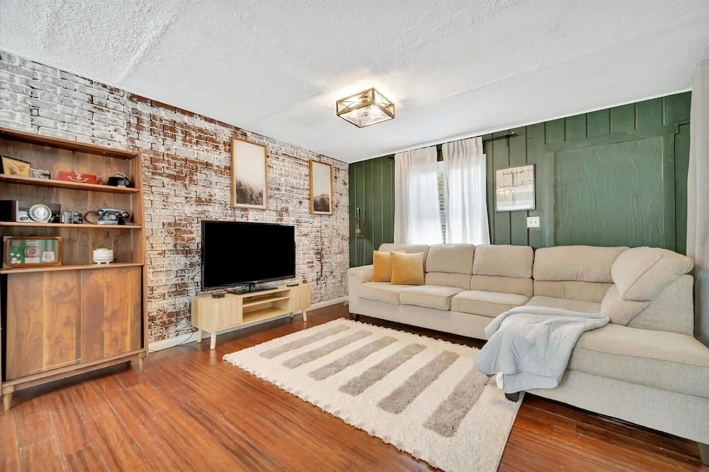 Swann Ave House 4B 3B Sleeps 10 Near Hyde Park