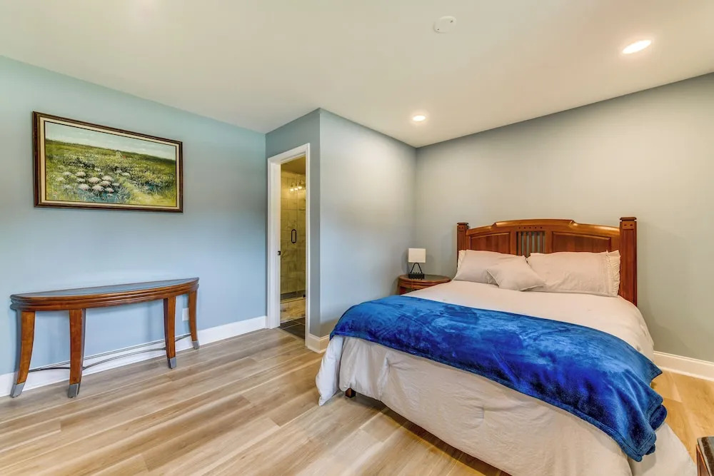 Charming Charlotte Home: 2 Mi to Downtown!