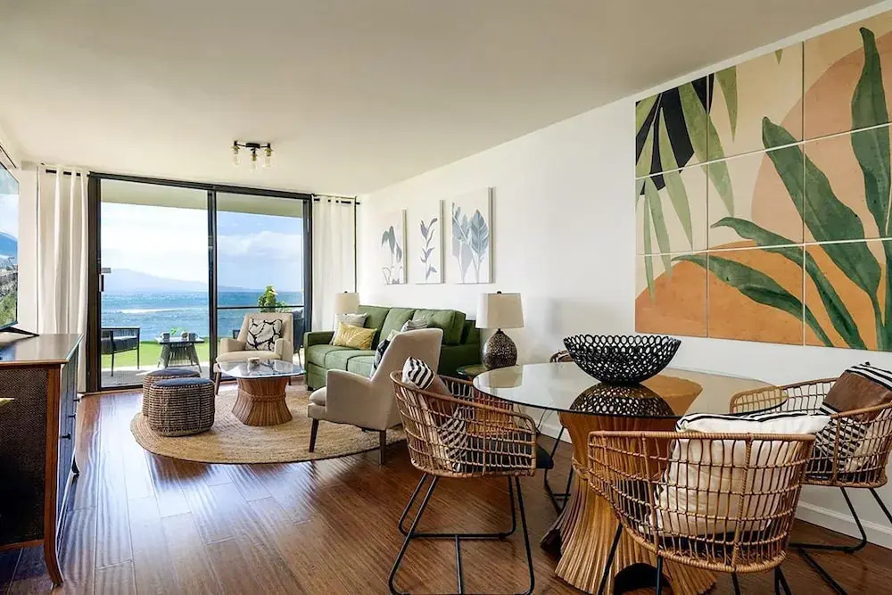 Oceanfront Lauloa 106 - Ground Floor, Modern Renovation, Split-ac, Walk to Beach